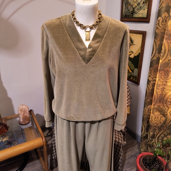 Vtg Gertrude Davenport Olive Green Velour Track Suit Set V Neck Top and Pants - Picture 3 of 14